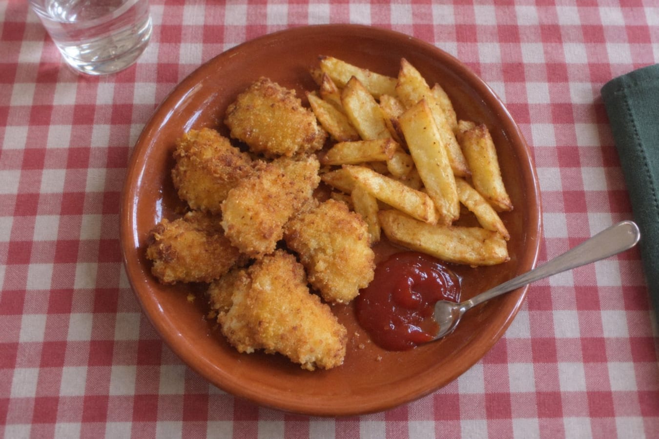 Hemgjorda kycklingnuggets med pommes frites