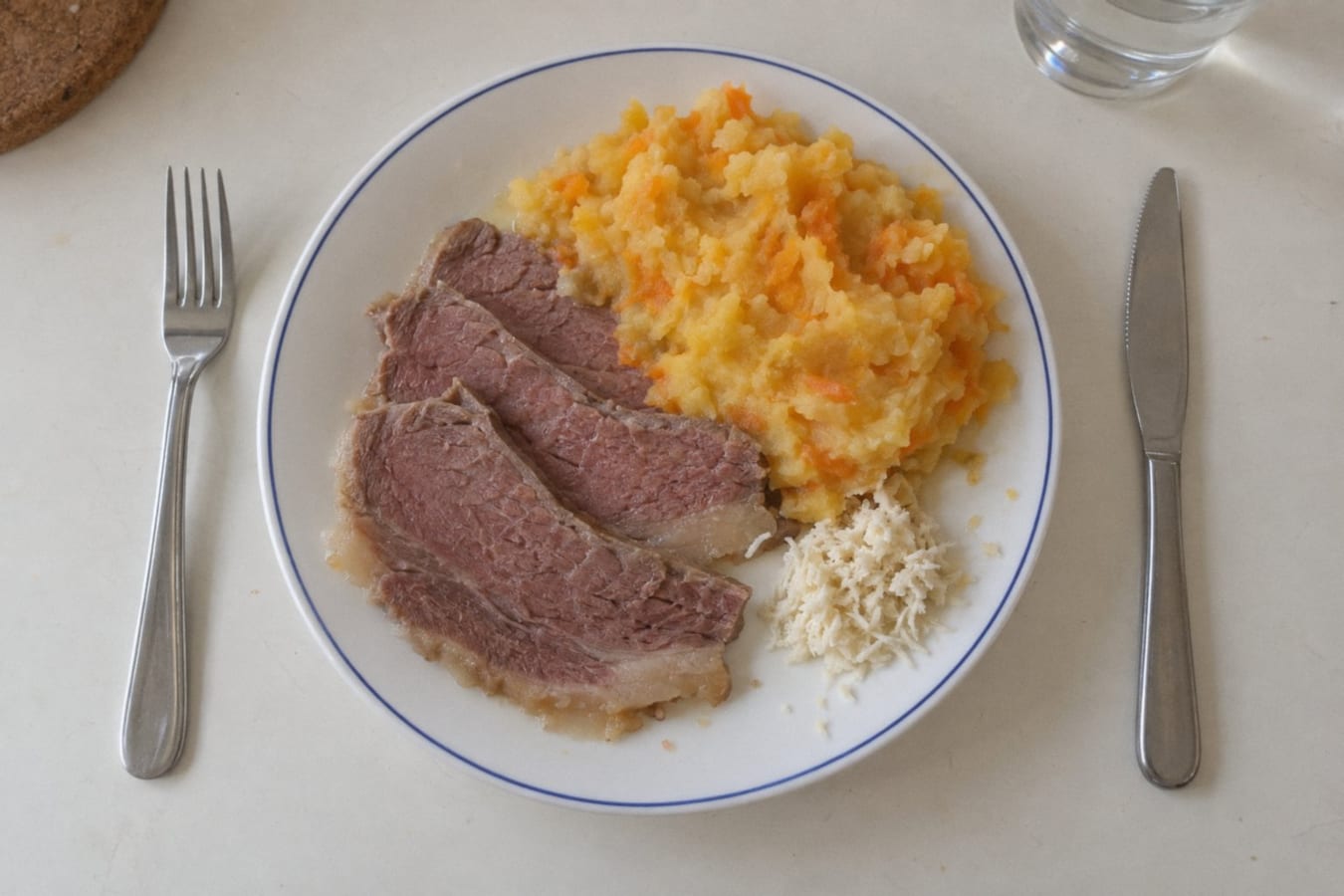 Pecho de res en salazón con puré de nabo sueco y rábano picante