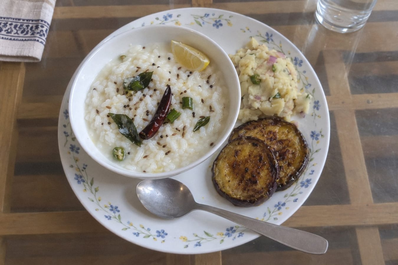 Pakhala – ris i kallt vatten och yoghurt med potatismos och stekt aubergine, Odisha