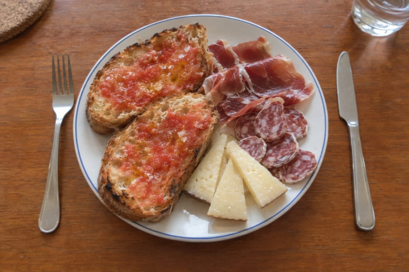 Pa amb tomàquet – bread with tomato, ham, fuet and cheese