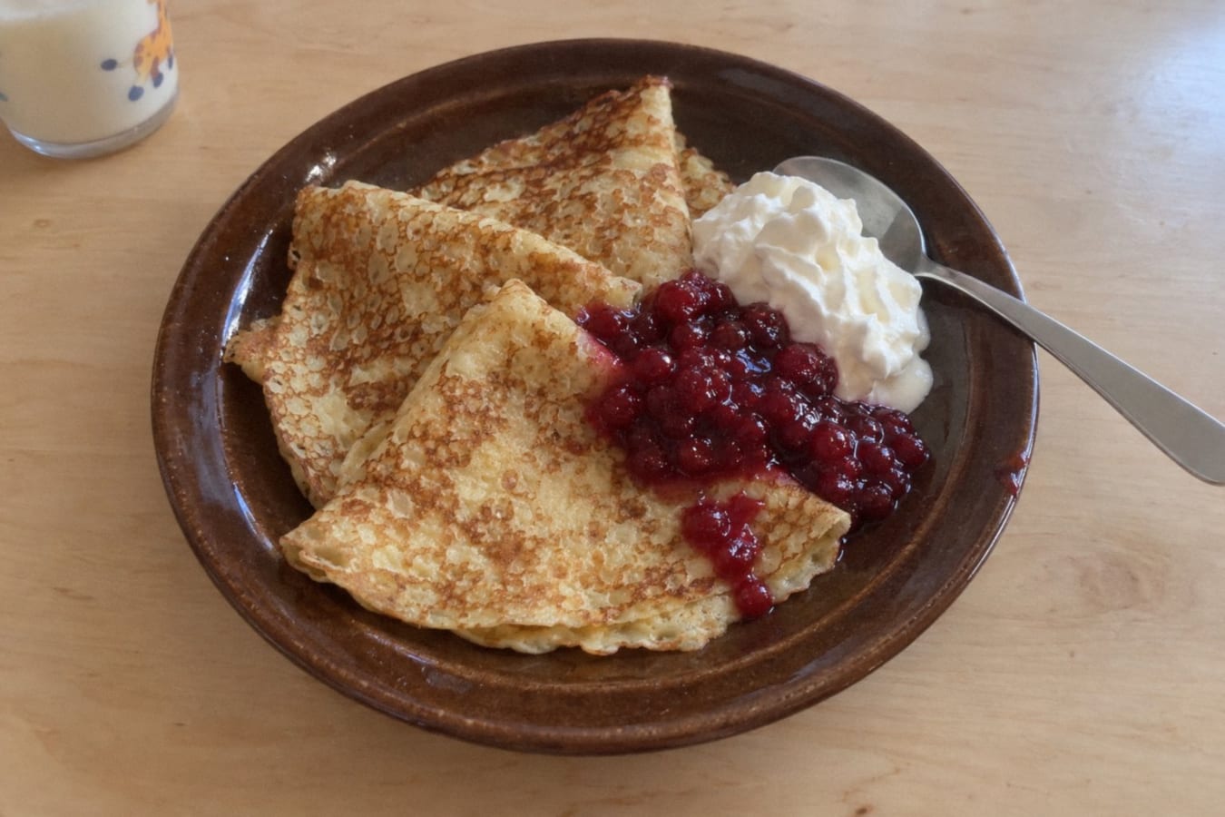 Crepes suecas con mermelada y crema batida