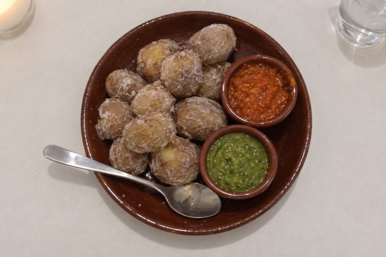 Papas arrugadas – saltkokt potatis med mojo