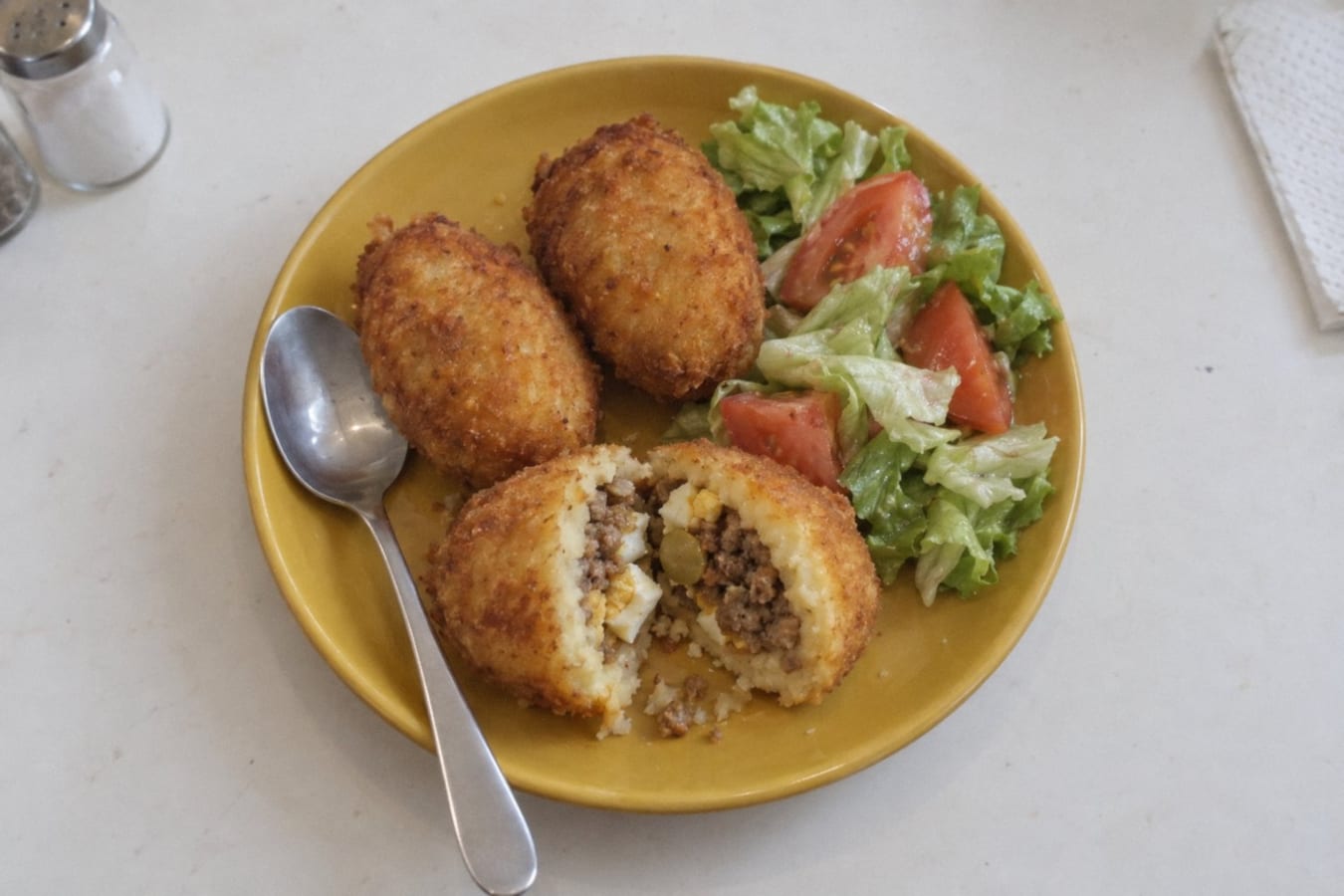 Papas rellenas – fyllda potatiskroketter med sallad