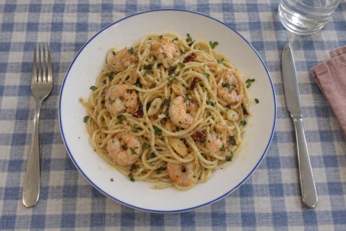 Spaghetti with prawns and garlic
