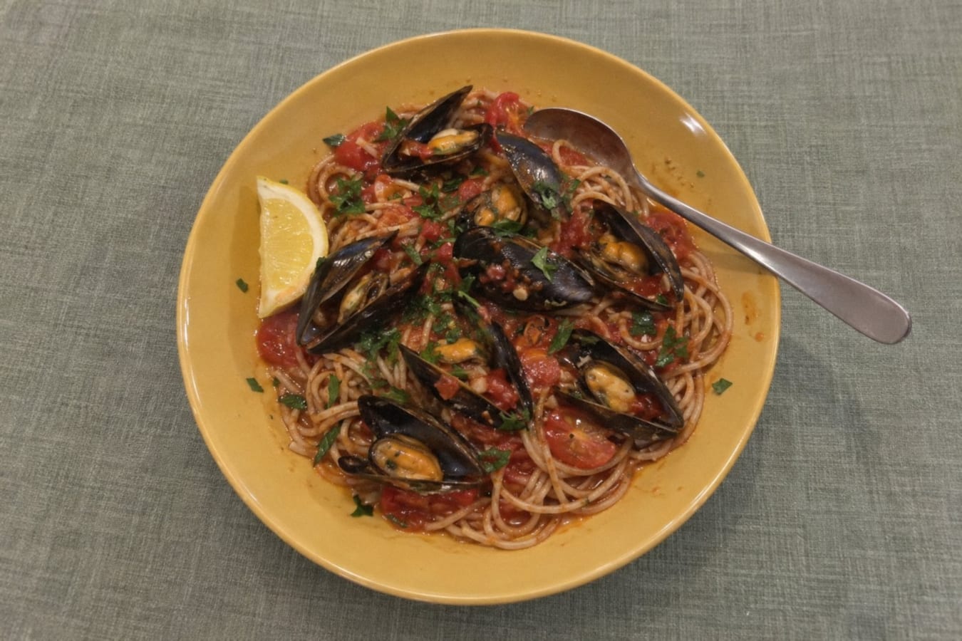Pasta med musslor i tomatsås