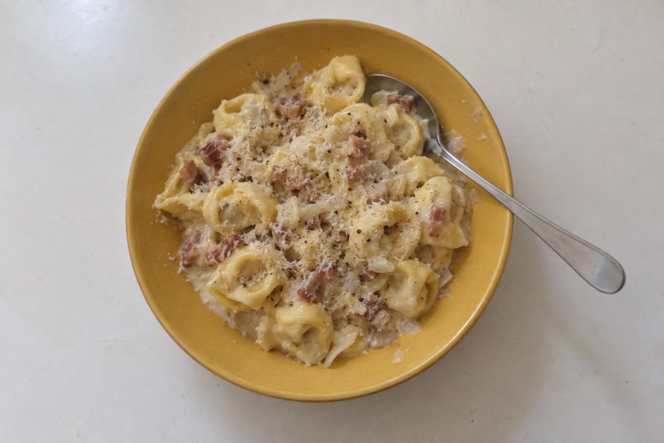 Tortellini con nata y bacon