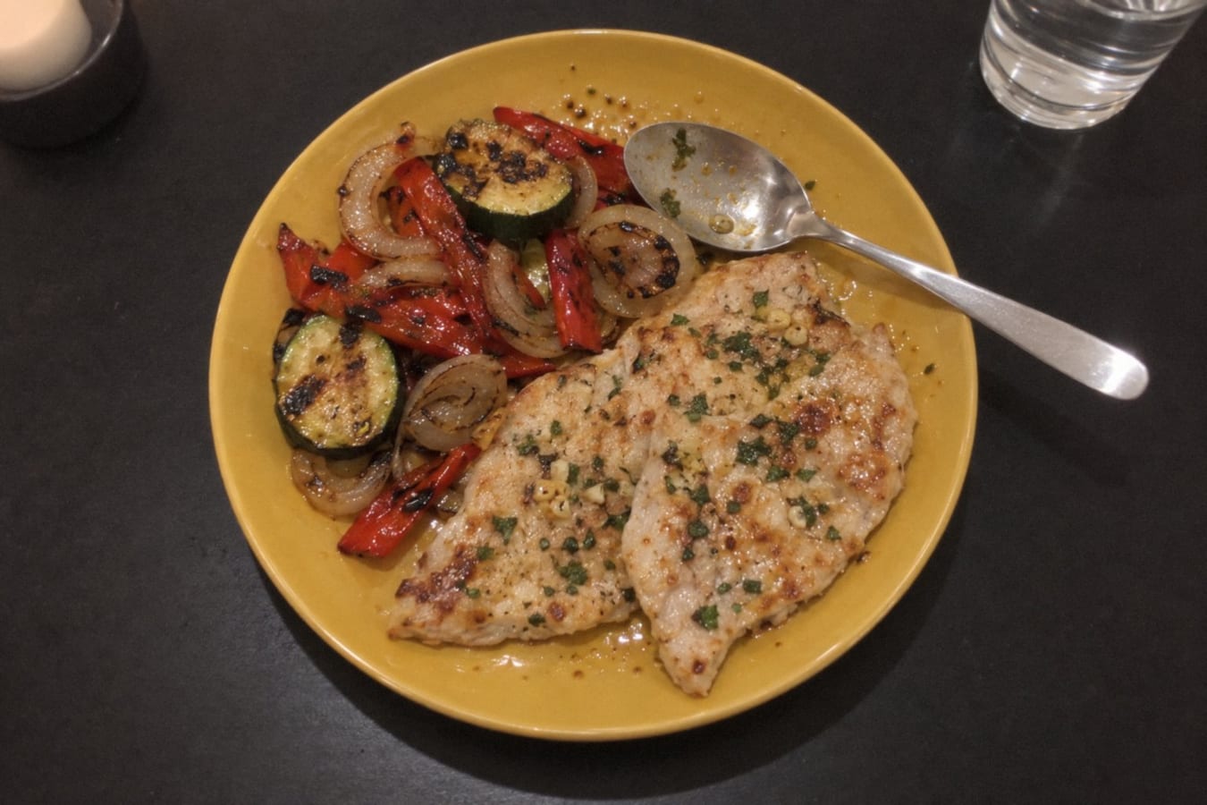 Stekt kalkonfilé med citron och grillade grönsaker