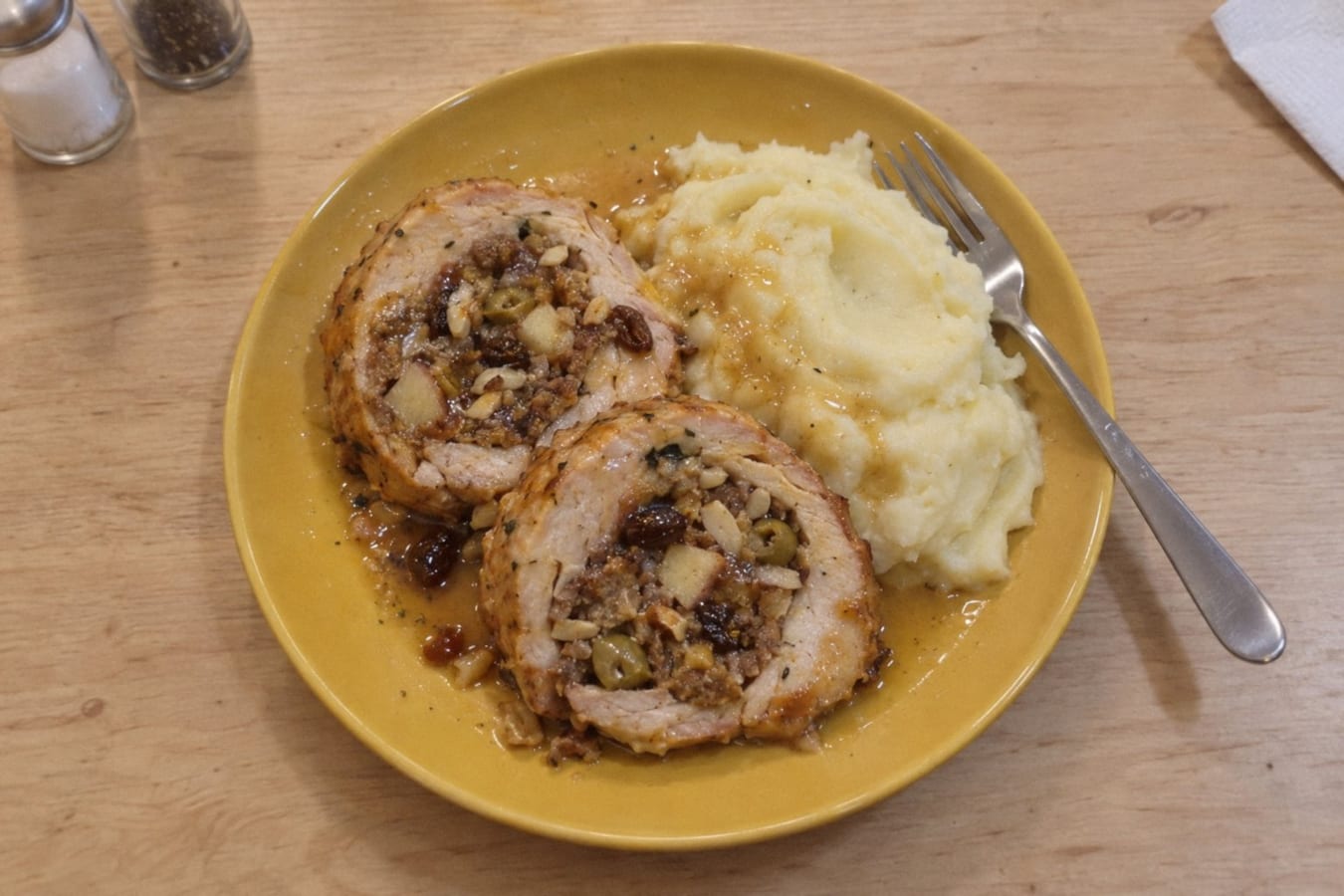 Pavo navideño – stuffed turkey breast with apple, raisins and almonds, and mash