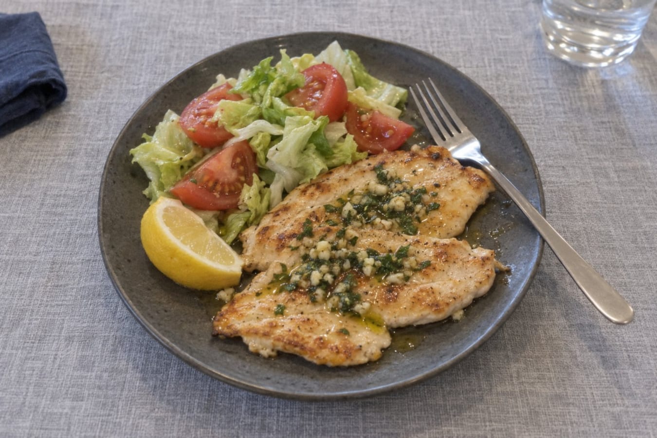 Stekt kycklingfilé med vitlök, persilja och sallad