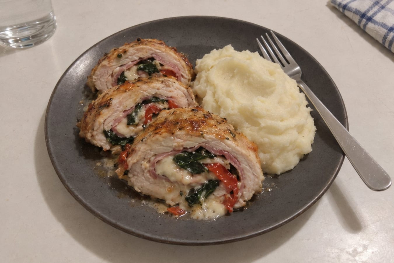 Fyllda kycklingbröst med skinka, ost och spenat och potatismos