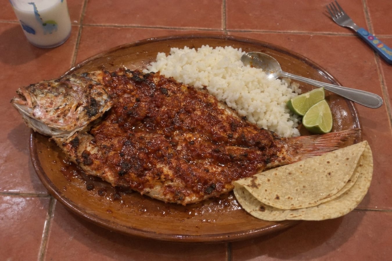 Pescado a la talla – hel fisk med röd chilimarinad och ris