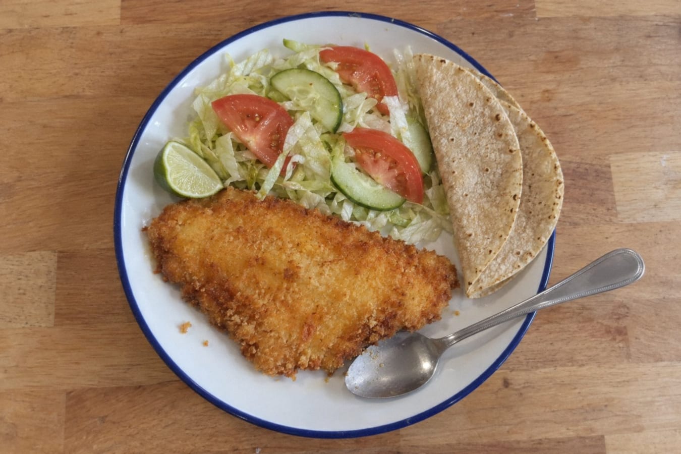 Pescado empanizado – panerad fiskfilé med sallad