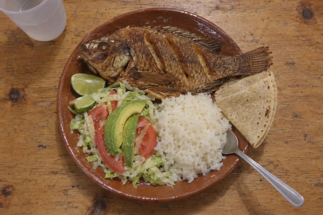 Mojarra frita – friterad hel tilapia med ris och sallad