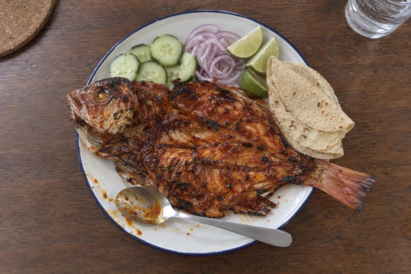 Pescado zarandeado – kolgrillad uppfläkt fisk med chilimarinad