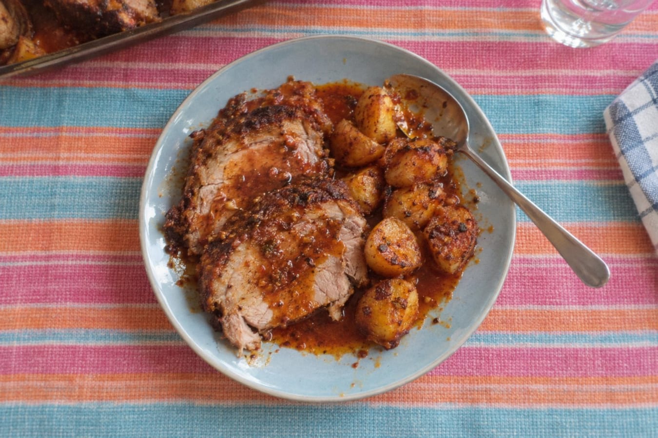 Pierna de cerdo adobada con papas