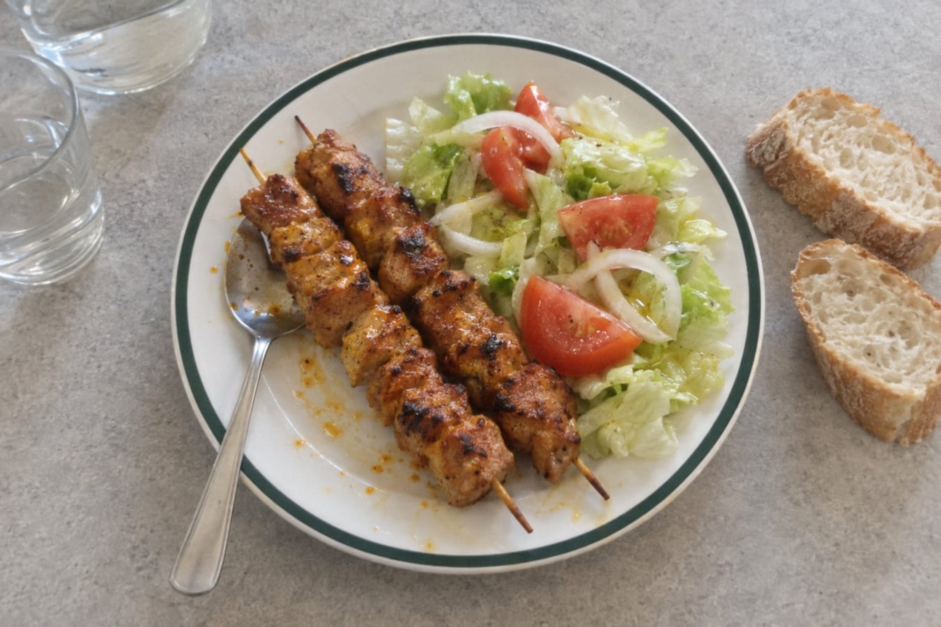 Pinchos morunos con ensalada