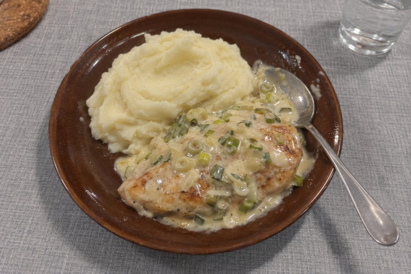 Kyckling i gräddsås med salladslök och potatismos