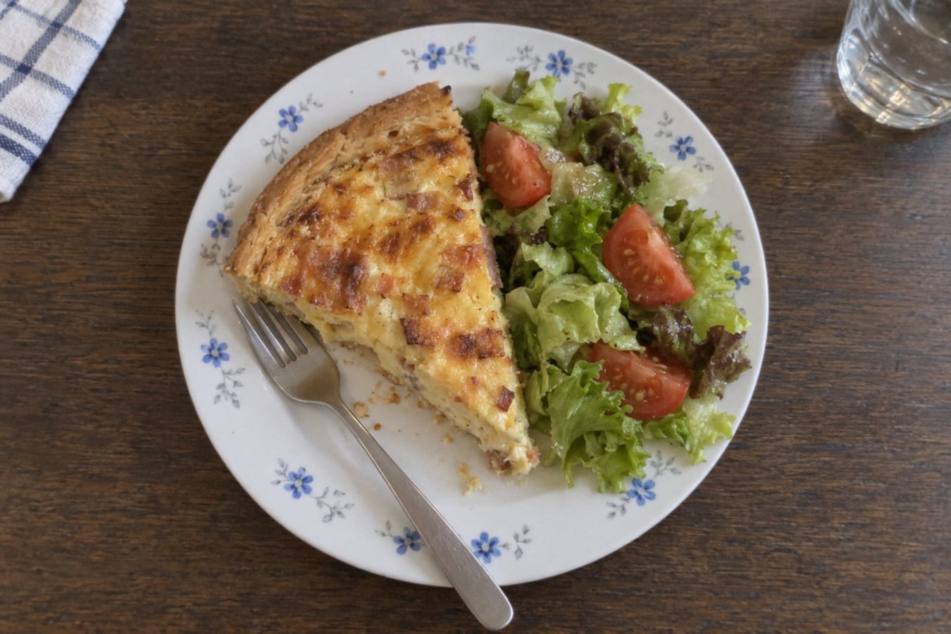 Quiche lorraine (bacon- och ostpaj) med sallad