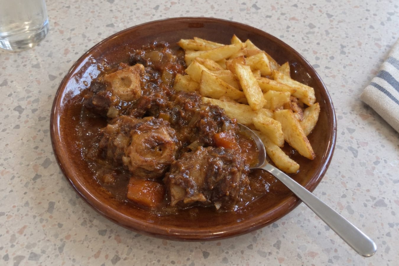 Oxsvansgryta (rabo de toro) med pommes frites