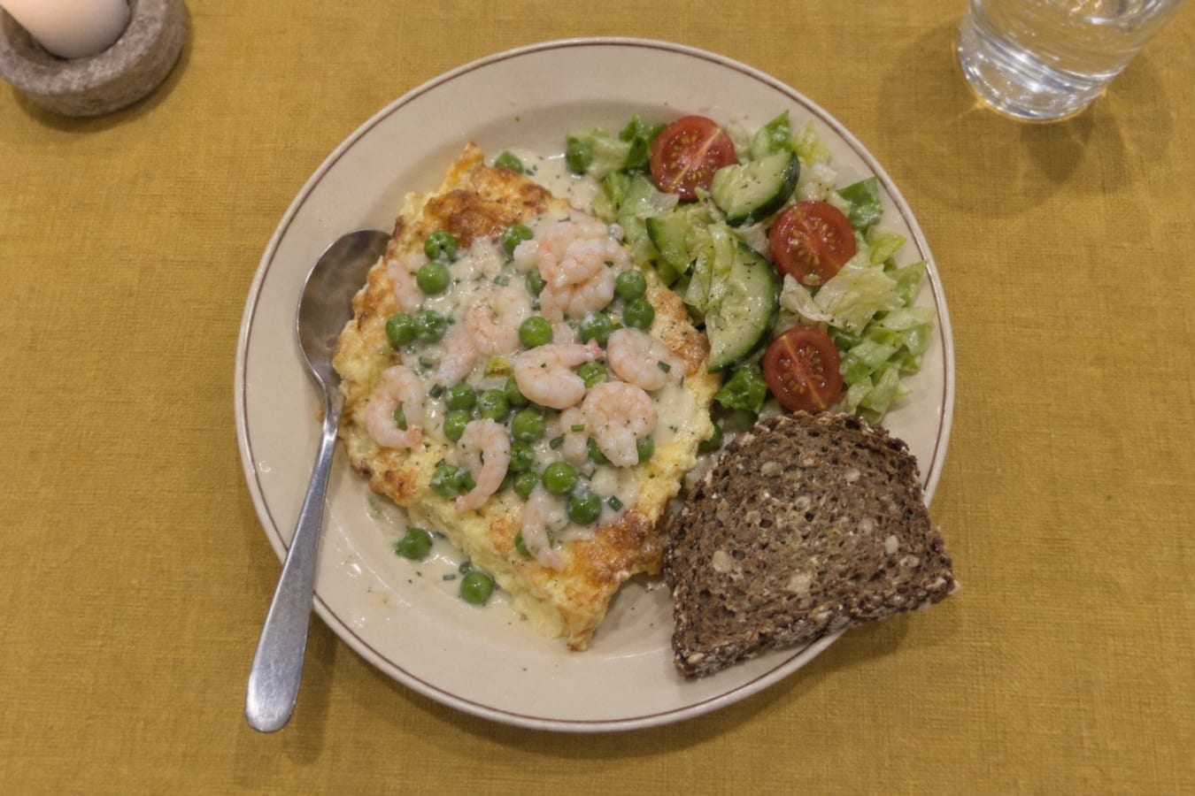 Oven omelette with prawns, salad and wholegrain bread