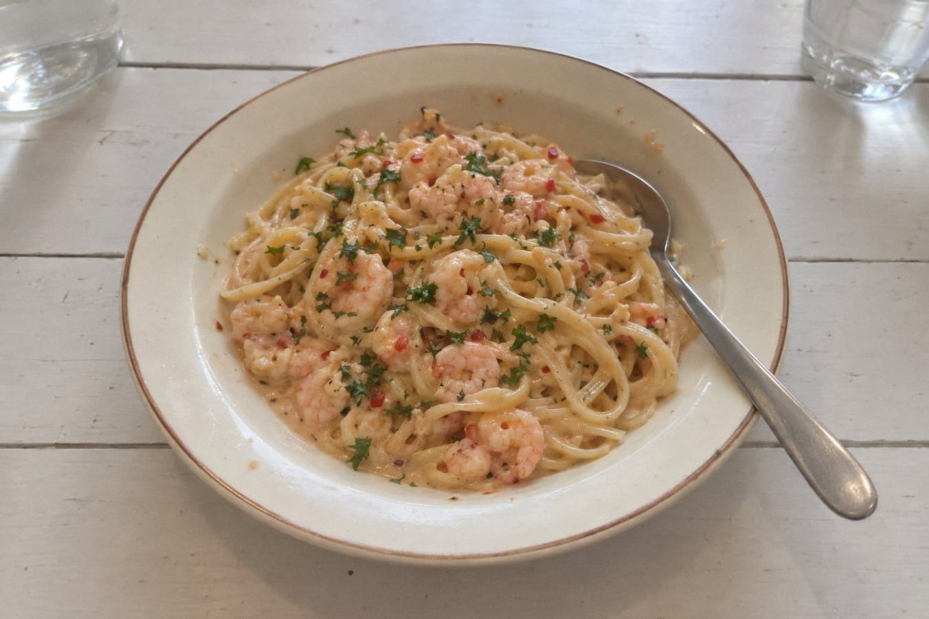 Krämig räkpasta med chili och vitlök