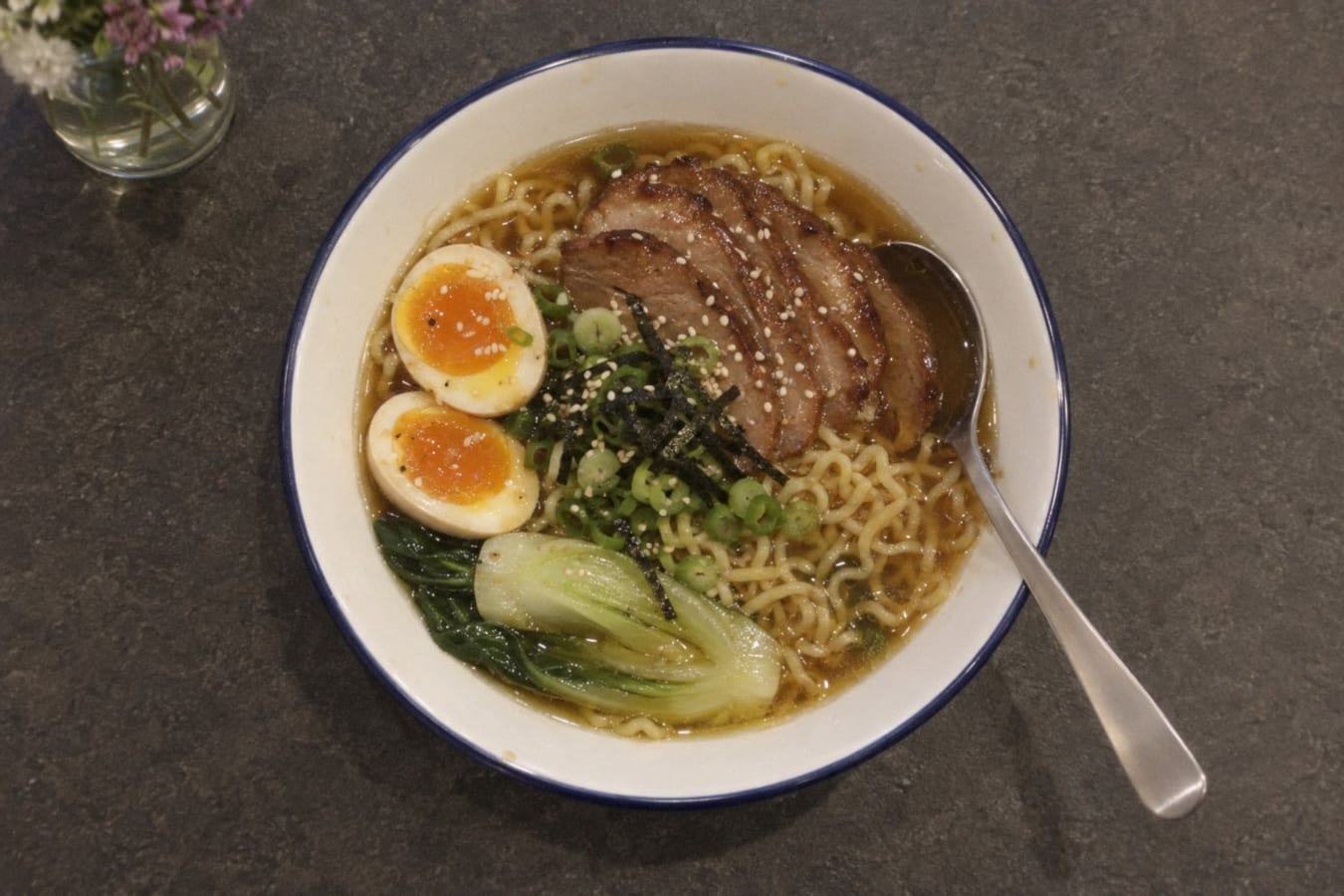 Ramen med glaserad fläskkarré och ägg