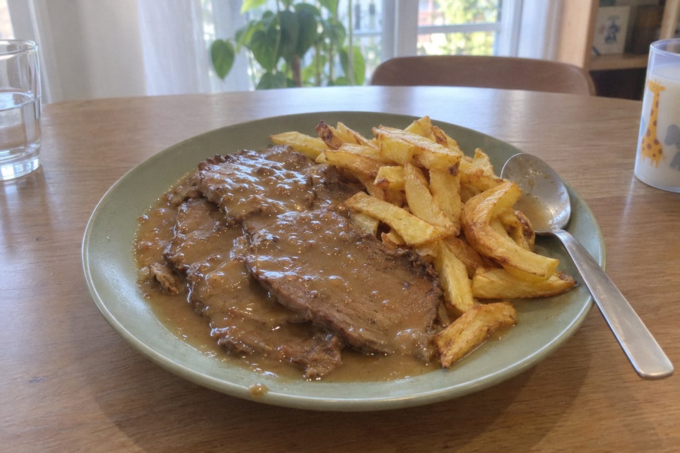 Redondo de ternera en salsa con patatas fritas