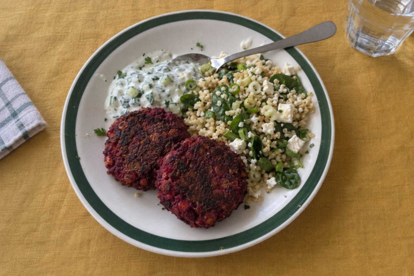 Beetroot patties with bulgur salad and yoghurt sauce