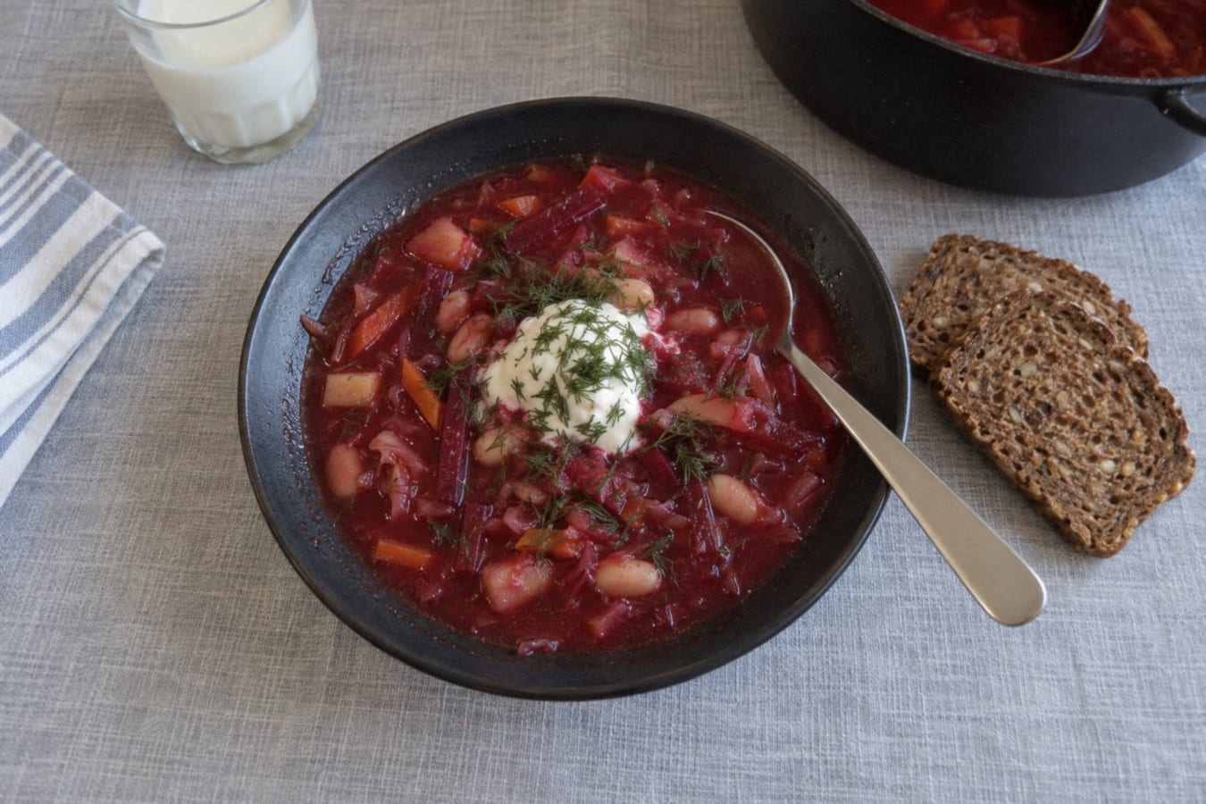 Sopa de remolacha con frijoles y eneldo