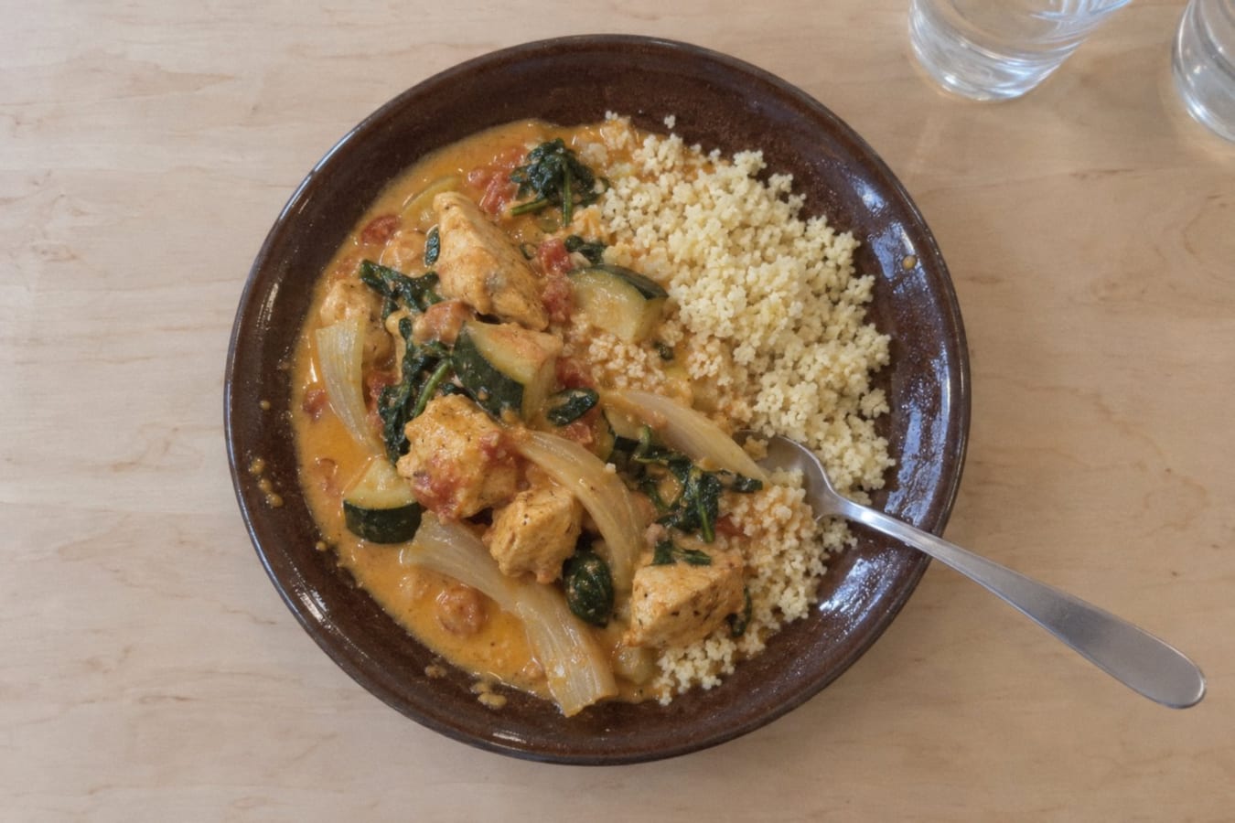 Pollo al azafrán con cuscús y verduras