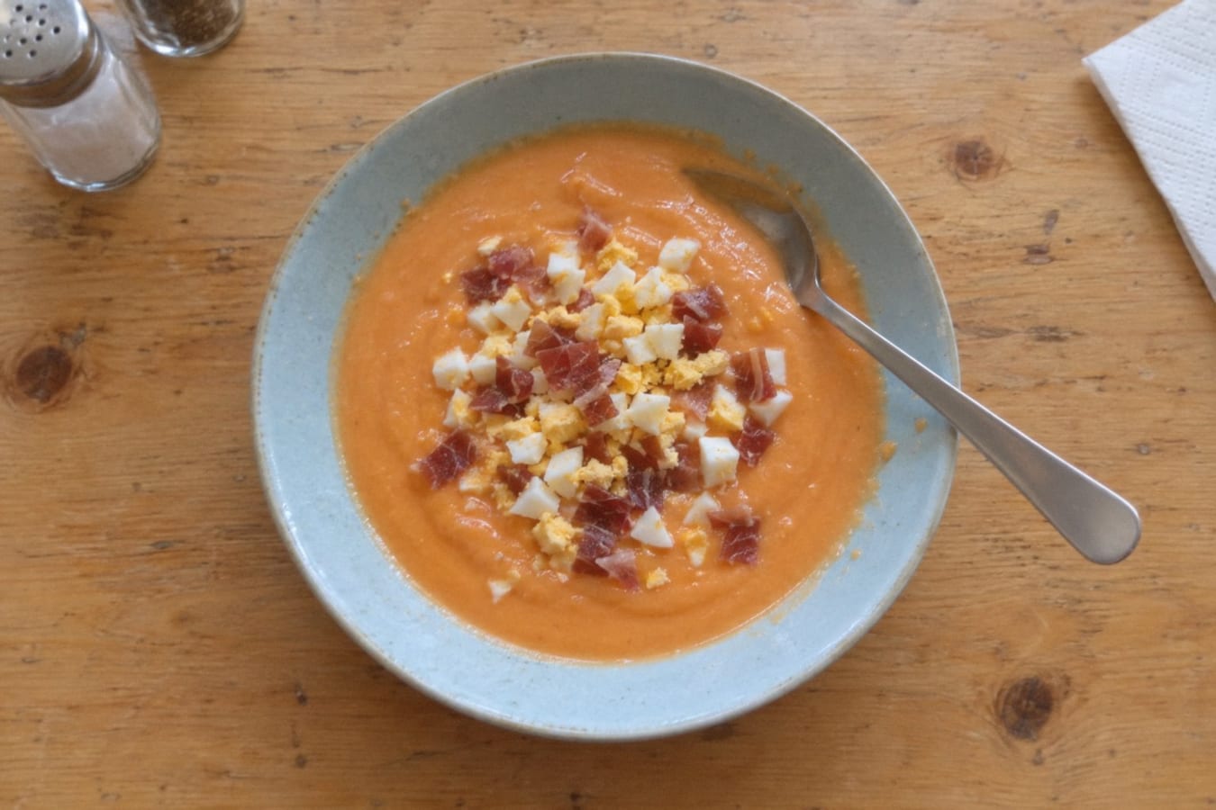 Salmorejo – kall tomat- och brödsoppa med ägg och skinka