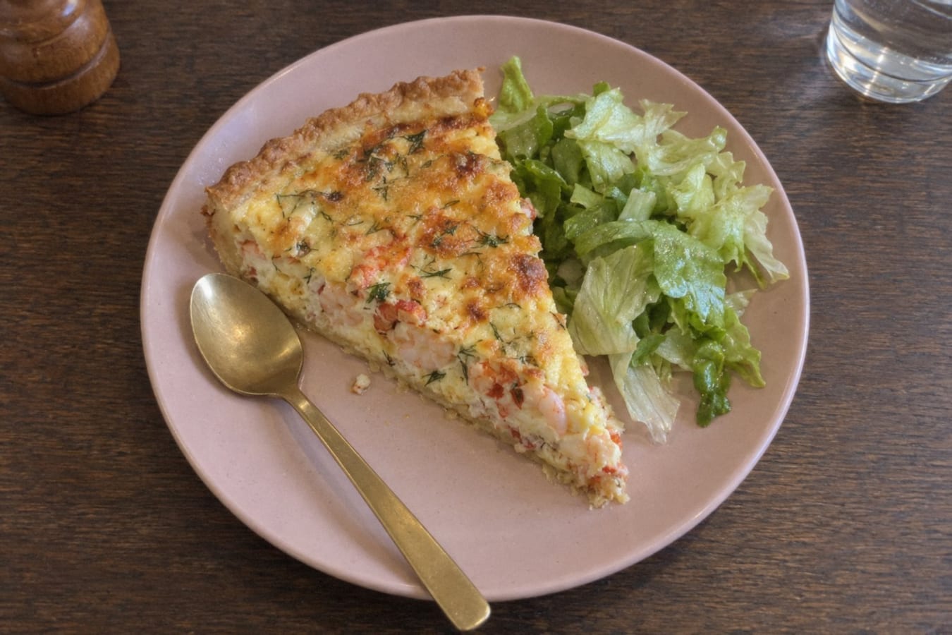 Tarta de mariscos con camarones, colas de cangrejo de río y eneldo