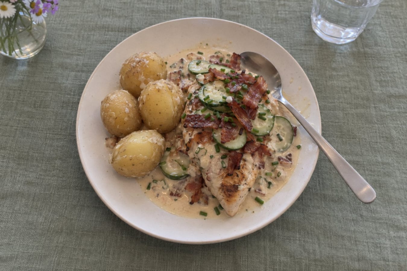 Sommarkyckling med bacon, gurka och färskpotatis