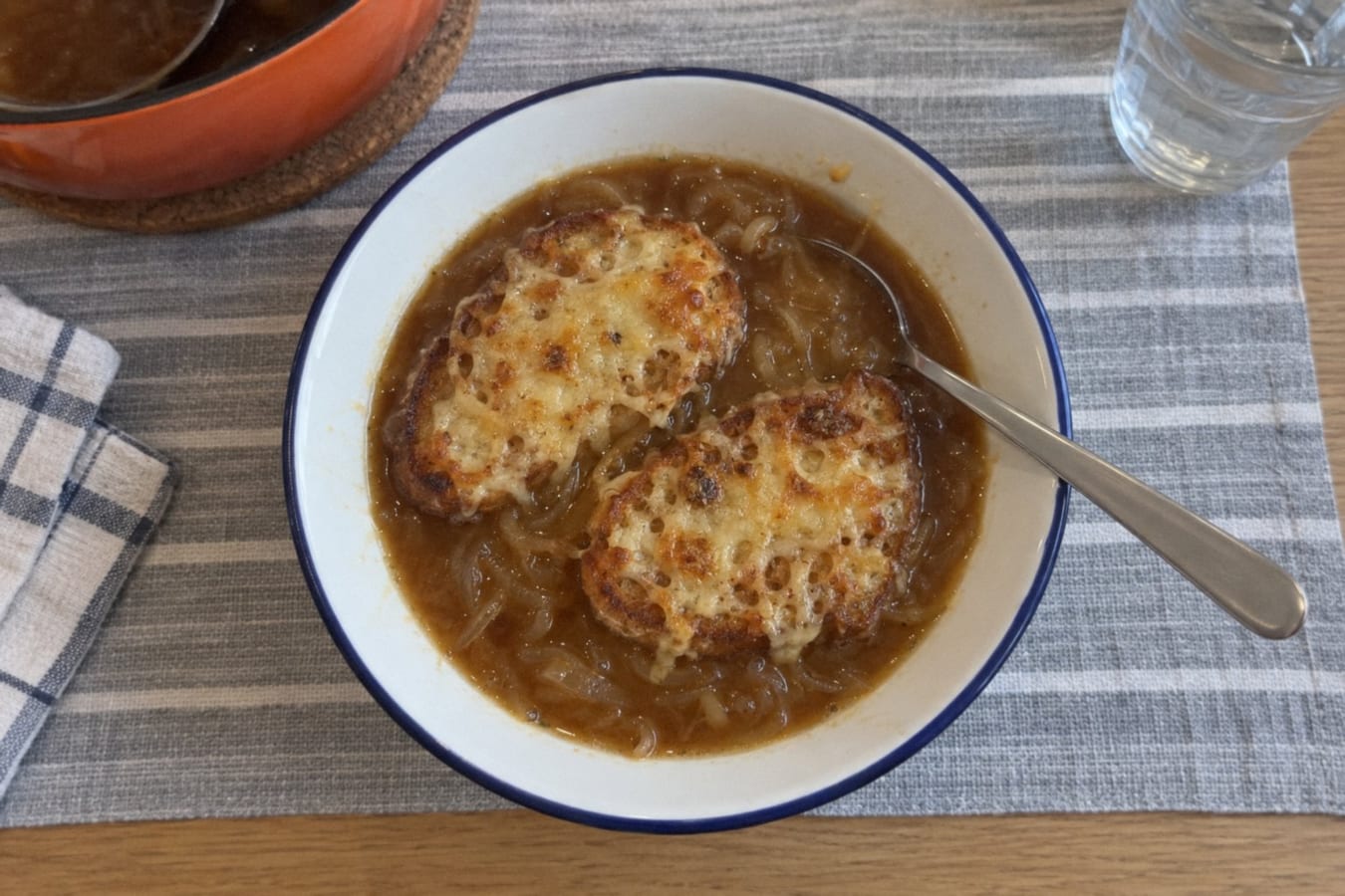 Sopa de cebolla con tostadas gratinadas