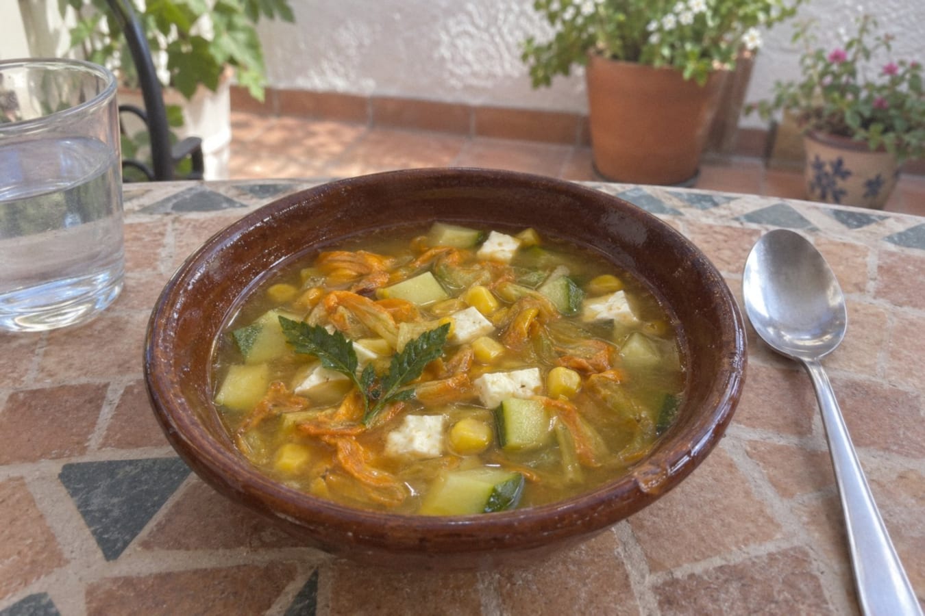 Sopa de flor de calabaza – soppa på squashblommor och majs