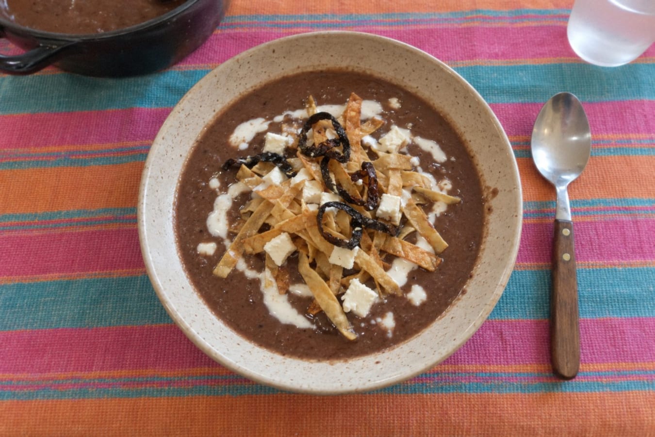 Sopa de frijol – Mexican bean soup with tortilla strips