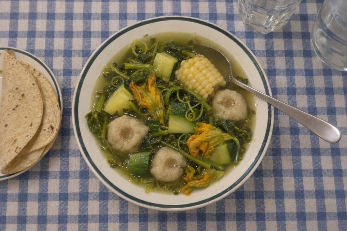 Sopa de guías – soppa på squashrankor, majs och majsdegsbollar från Oaxaca