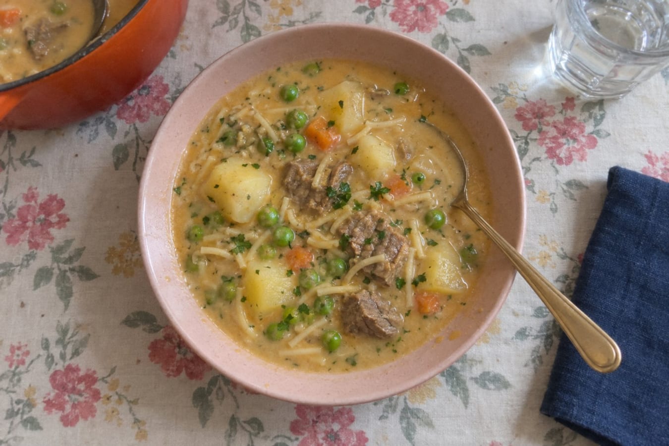 Sopa de maní – krämig jordnötssoppa med nötkött och potatis