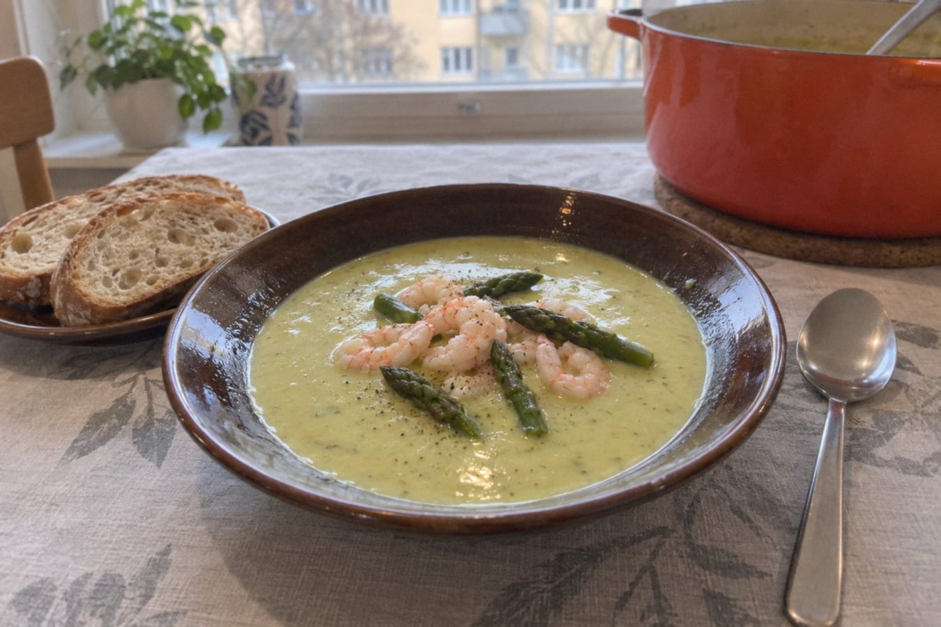 Sparrissoppa med räkor och bröd