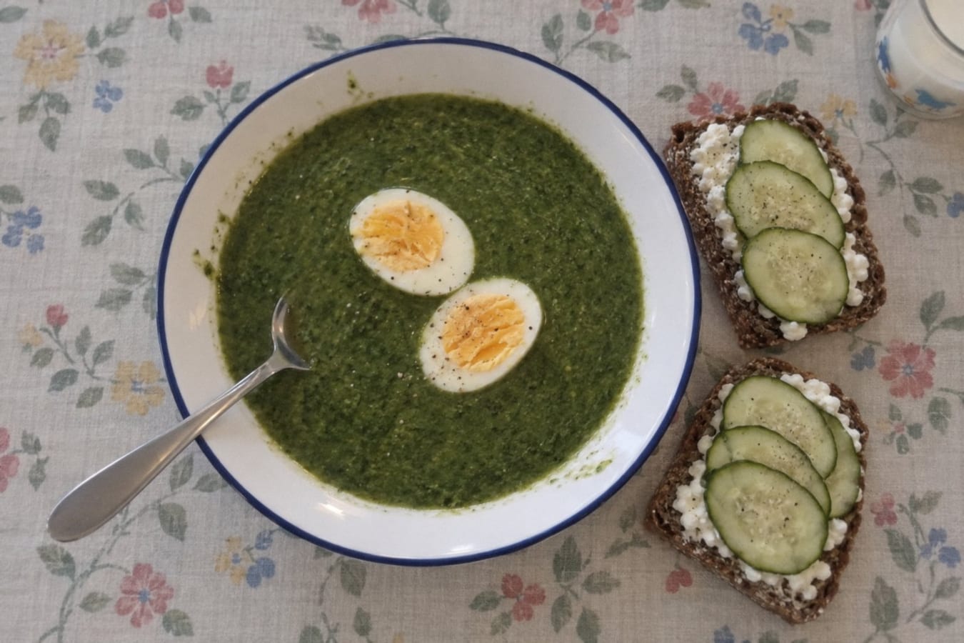 Spinach soup with egg and wholegrain bread