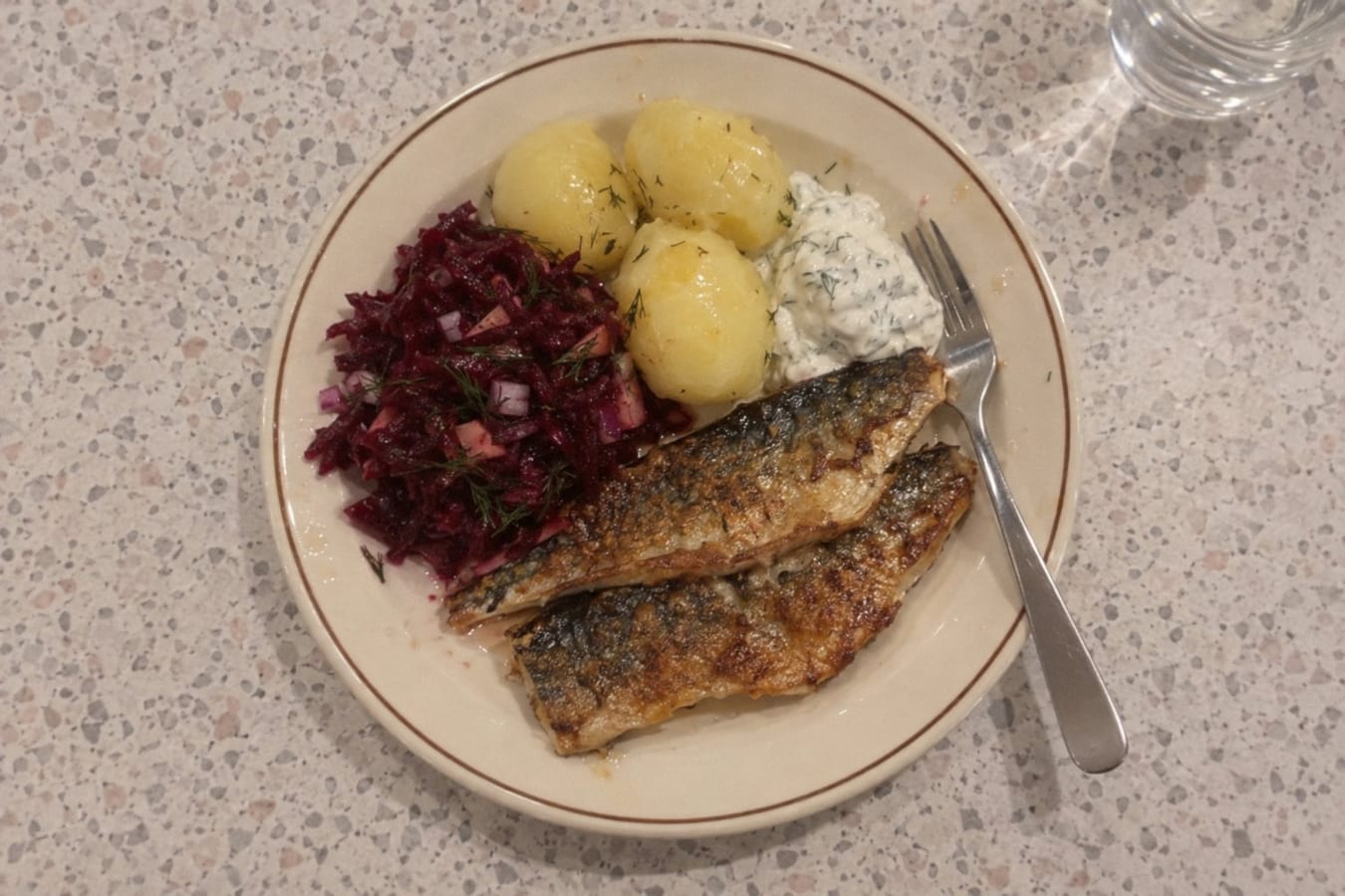 Stekt makrill med rödbetssallad, potatis och pepparrotskräm