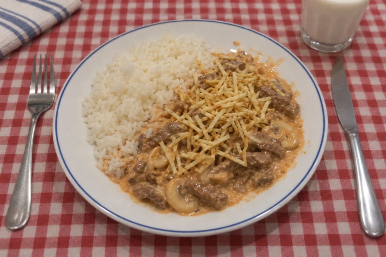 Strogonoff de carne con arroz y papas pay