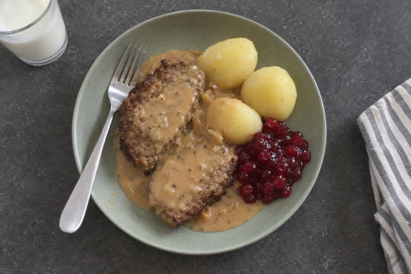 Swedish meatloaf with cream sauce, potatoes and lingonberries