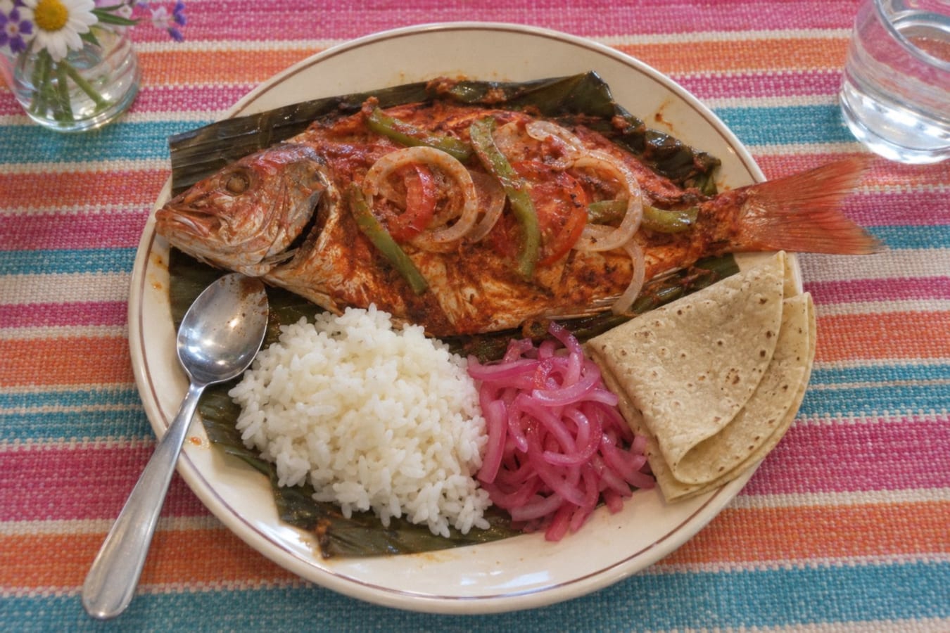 Tikin xic – achiotemarinerad fisk bakad i bananblad (Yucatán)