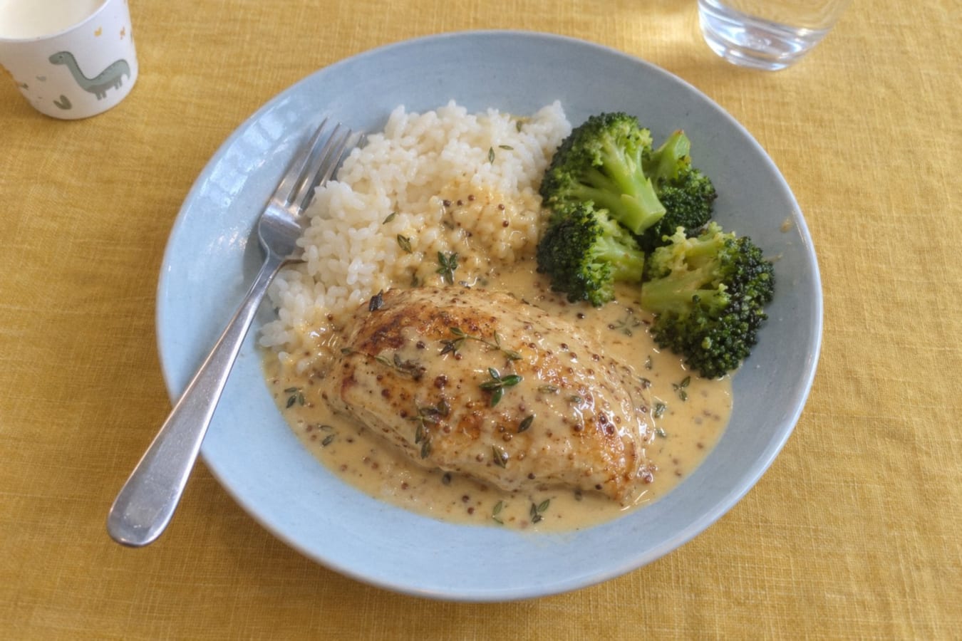 Timjankyckling med fransk senap, ris och broccoli