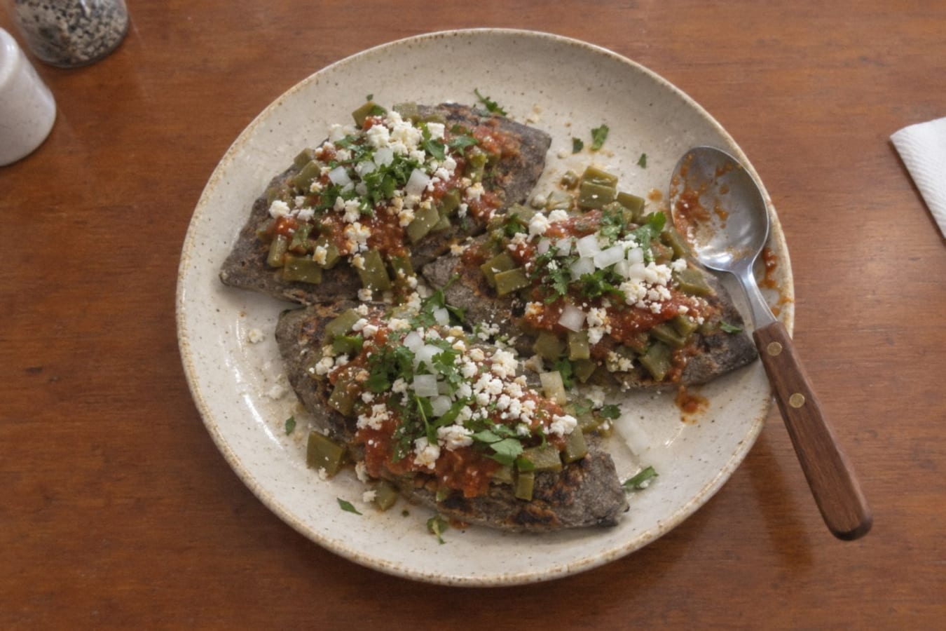 Tlacoyos – fyllda majskakor med bönor och nopales