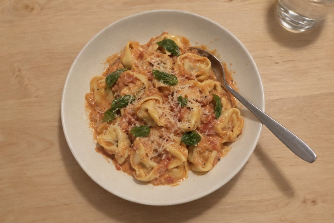 Tortellini med krämig tomatsås