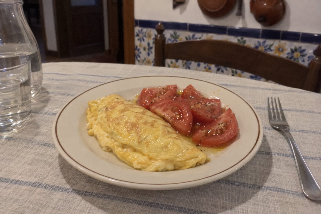 Tortilla francesa con tomate aliñado