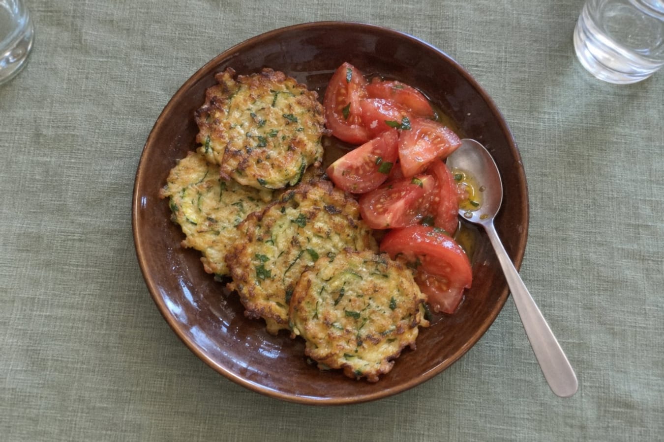 Tortillitas de calabacín con tomate aliñado