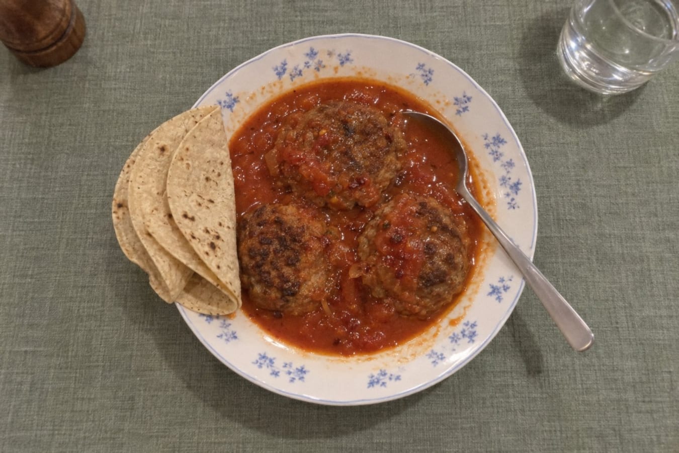 Tortitas de carne – köttfärsbiffar i tomat- och chipotlesås